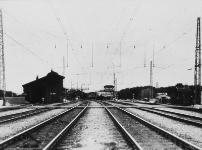 886047 Gezicht op het emplacement van het N.S.-station Rotterdam D.P. te Rotterdam (westzijde).